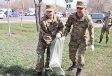 В Астане гвардейцы вышли на уборку в рамках “Таза Қазақстан”