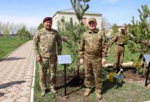 Министр обороны вышел на акцию "Таза Қазақстан" вместе с военными