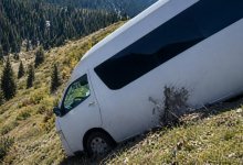 Туристический автобус сорвался с горы у Кольсая – момент попал на видео