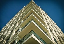 Двухлетний ребенок выпал из окна в Карагандинской области