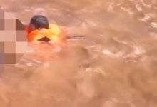 Спасатели вытащили девушку из реки в Атырау