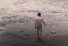 Полуголый мужчина с ножом напугал алматинцев (ВИДЕО)