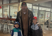 Легенде современного хоккея Александру Овечкину вручили казахский шапан