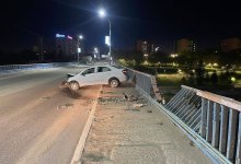 Из-за лопнувшего колеса автомобиль врезался в ограждение моста в Семее