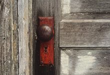 Житель ВКО пнул дверь и получил штраф в 151 375 тенге
