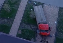 Эвакуатор снес автобусную остановку в Астане: момент ДТП попал на видео