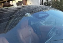 Ножка шлагбаума рухнула на автомобиль в Астане