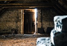 Мужчину спустили с чердака с помощью веревок в Косшы
