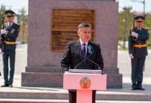 Нурымбет Сактаганов почтил память Народного героя Сагадата Нурмагамбетова