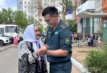 Военный оркестр поздравил труженицу тыла во дворе ее дома в Жезказгане