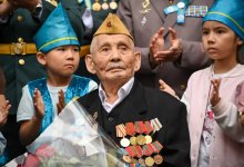 Военные Казахстана устроили парад для 101-летнего ветерана в Астане