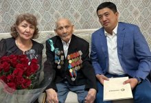 Партия AMANAT поздравила ветерана, освобождавшего Польшу и Венгрию