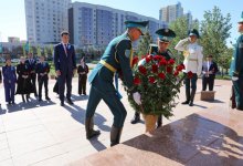 Ерлан Карин возложил цветы к памятнику Бауыржану Момышулы