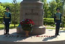 Глава Верховного суда возложил цветы к памятнику Маншук Маметовой