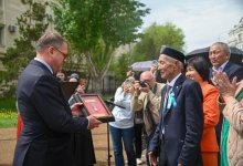 Потомкам казахстанских партизан вручили награды Франции в Астане