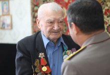 В Уральске гвардейцы поздравили ветерана войны с Днем Победы