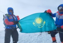 Флаг Казахстана и знамя AMANAT подняли на вершину в Гималаях