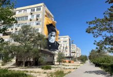 Сильный ветер сорвал баннер с жилого дома в Актау