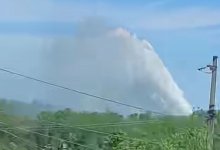 Фонтан до уровня 4-этажного дома: мощный прорыв трубы попал на видео в Карагандинской области