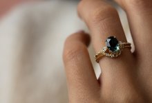 Женщина похитила золотые украшения у коллеги в Караганде