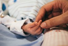 Астанчанку лишили родительских прав за попытку продать ребенка под видом суррогатного материнства