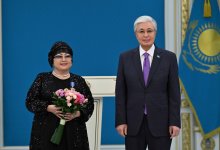 Макпал Жунусова получила госнаграду из рук президента (ВИДЕО)