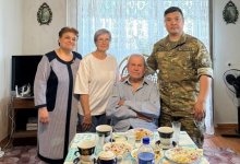 Гвардейцы поздравили труженика тыла с 93-летием в Петропавловске