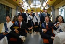 Выпускники спели песню "Ақ бантик" в вагоне столичного LRT (ВИДЕО)