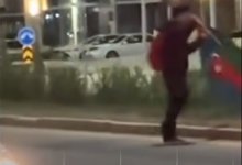 Школьника, поднявшего упавший флаг Азербайджана, вызвали в полицию Туркестана
