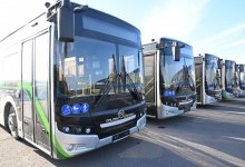 Новый рекорд: 55-летняя учительница протащила автобус весом 13,5 тонны в Астане (ВИДЕО)
