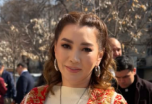 "Это ужасно" – Айгуль Мукей раскритиковала тренд на огромные букеты выпускницам