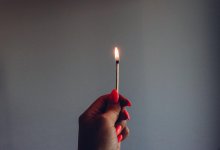 Женщина сожгла тело мужа не дождавшись помощи в Индии