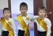 Тройняшки зачислены в первый класс в Астане