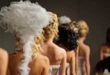 Стринги напоказ: скандальный тренд 2000-х вернулся на подиумы