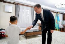 Женис Касымбек вручил трехлетнему Амре благодарственное письмо президента и подарки