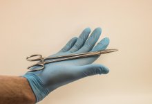 Ягодицы растекались по стулу: женщине пришлось удалять последствия 30-летней операции