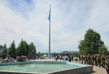 В Усть-Каменогорске подняли Государственный флаг на новом 40-метровом флагштоке