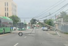 В Алматы упал столб: коммунальные службы устраняют последствия (ВИДЕО)