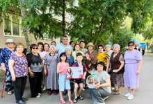 Соседи в Петропавловске растрогали сеть: 98-летнюю бабушку поздравили всем двором