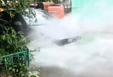 В Астане пробило трубу: поток воды хлынул на дорогу и автомобили (ВИДЕО)