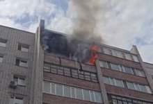 Загорелась квартира в многоэтажке: огонь перекинулся на балкон этажом выше в Семее (ВИДЕО)