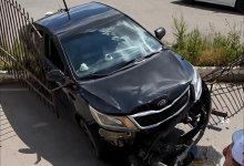 Девушка перепутала педали и снесла ограждение на экзамене на права в Караганде