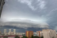 Ураганный ветер повалил деревья и оставил часть Актобе без света