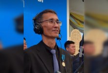 Получил награду и продолжил съемку: доброе видео из Акорды появилось в сети (ВИДЕО)