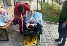 Алматинка родила во дворе из-за забитого автомобилями проезда