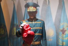 Геннадий Головкин передал боксерские перчатки в музей Нацгвардии (ВИДЕО)