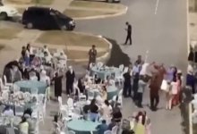 Двор превратили в ресторан: застолье на проезжей части обсуждает Казнет (ВИДЕО)