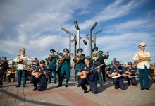 Ко Дню домбры гвардейцы исполнили "Балбырауын" у водопада в Астане
