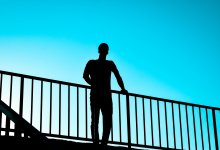 Мужчина сорвался в Есиль, пытаясь сделать фото на мосту в Астане