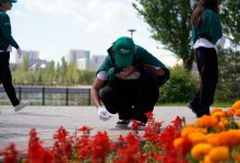 Бойцы "Жасыл ел" провели экологическую акцию у памятника Махатме Ганди в Астане